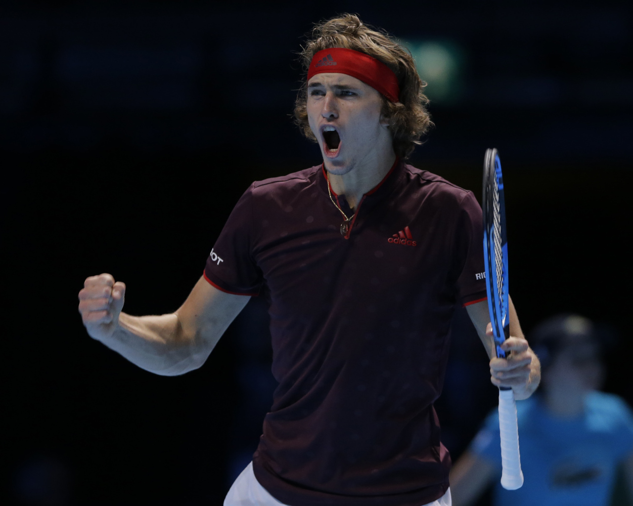 Профессиональный теннисист Александр Зверев с ракеткой кричит на корте 