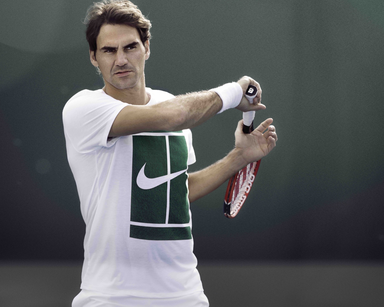 Швейцарский теннисист Роджер Федерер с ракеткой в руках