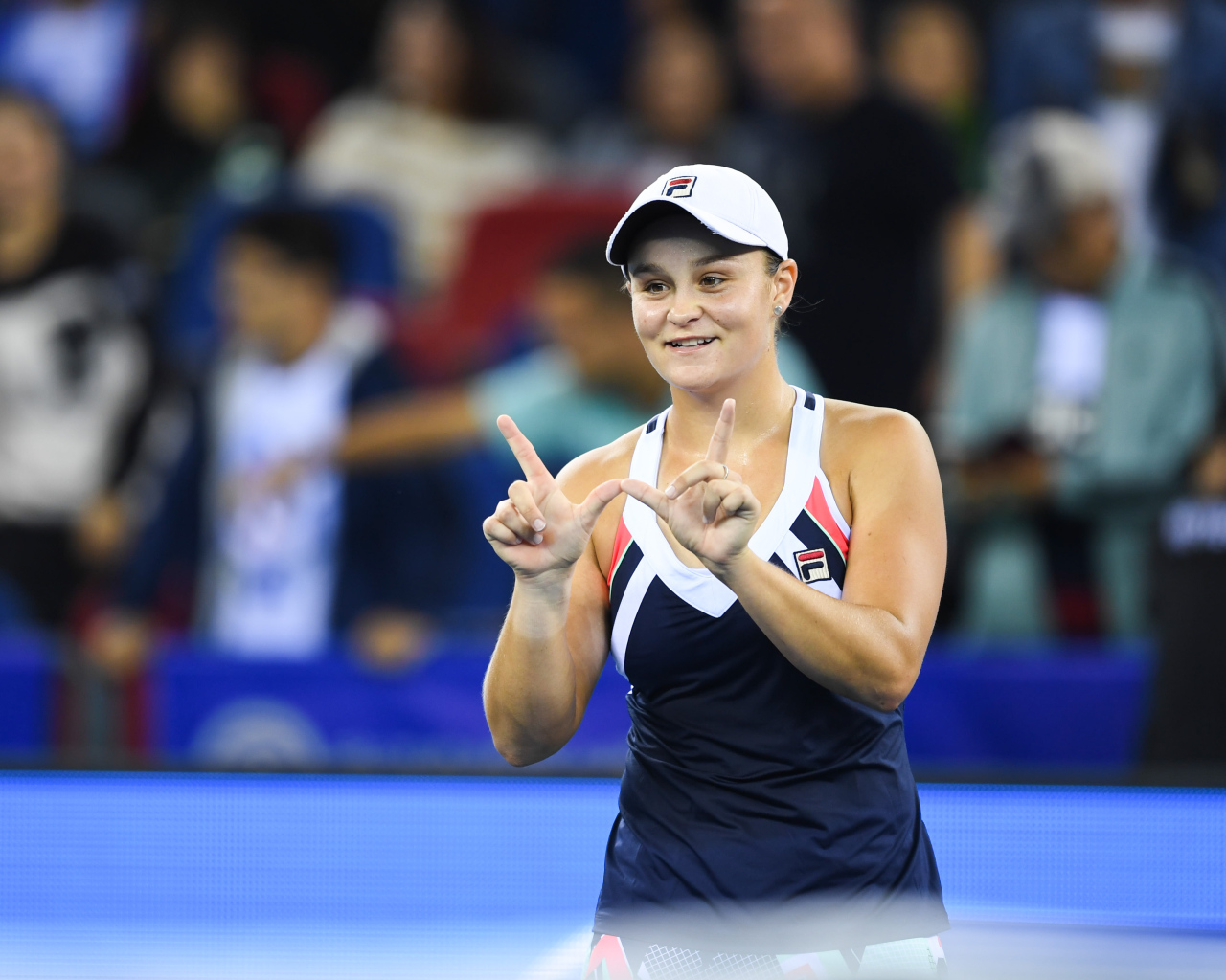 Молодая теннисистка Эшли Барти на корте 