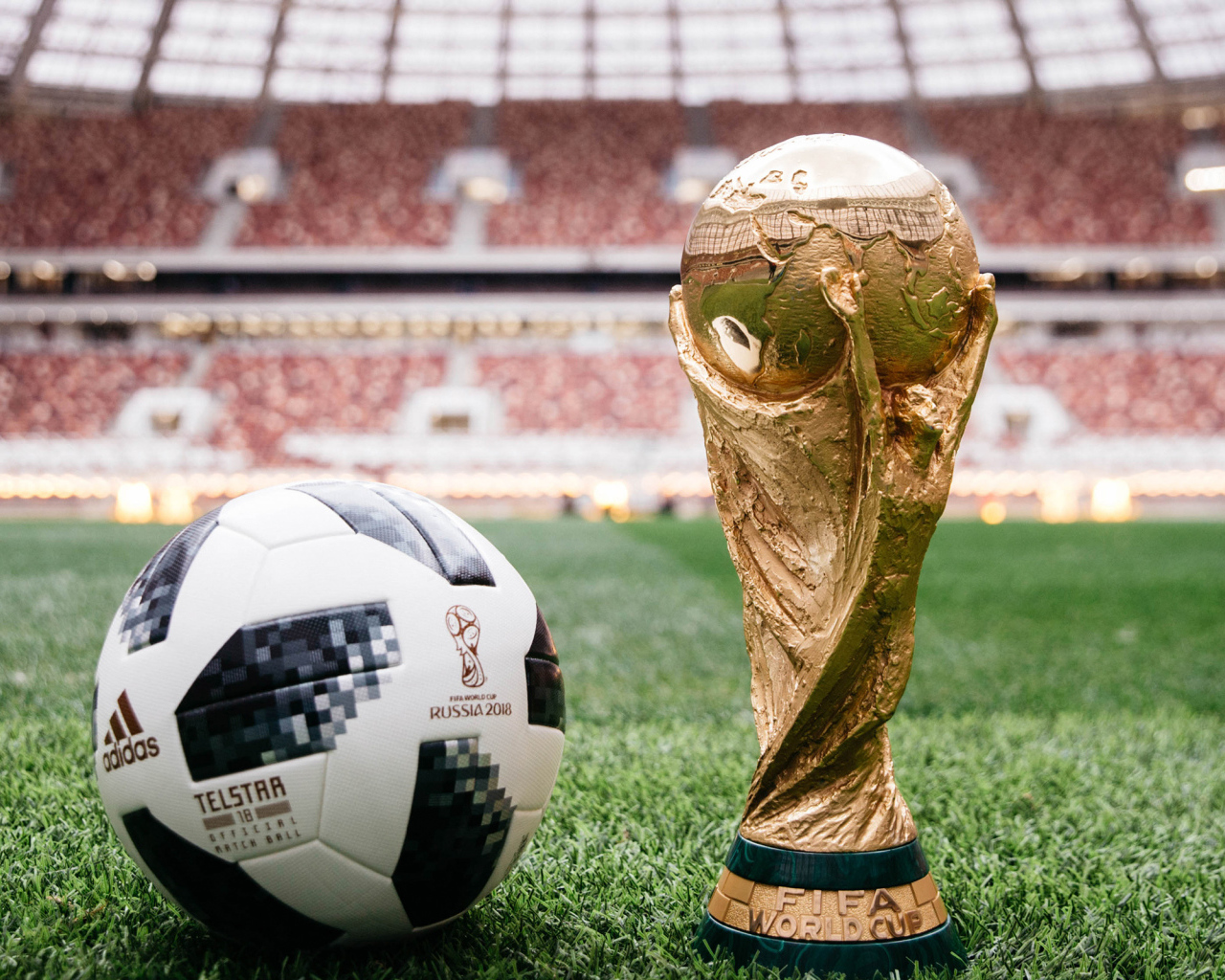 Мяч и кубок Чемпионата мира по футболу 2018 в России