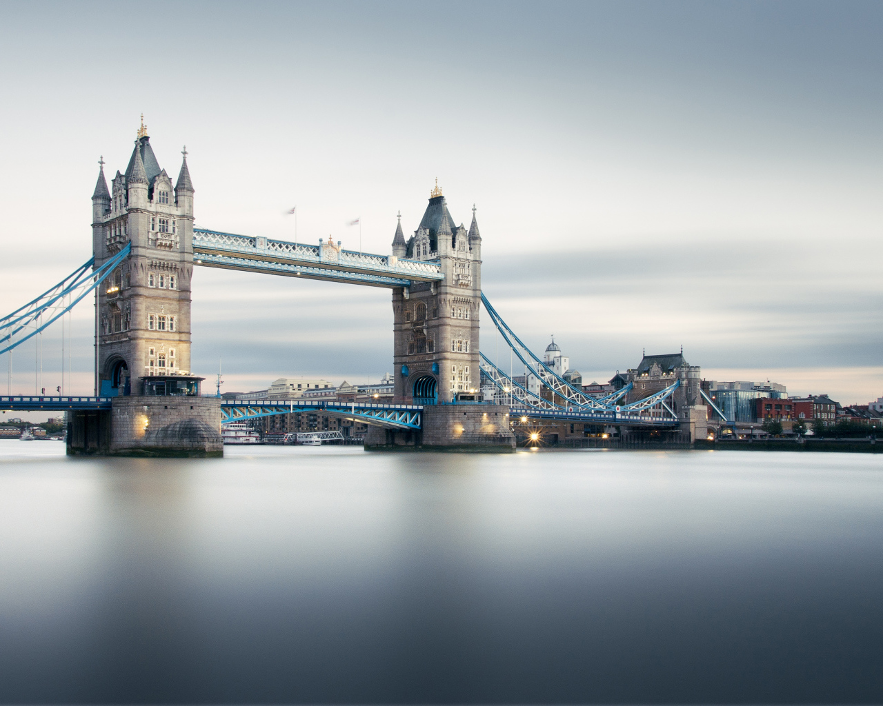 Красивый Тауэрский мост над рекой, Лондон