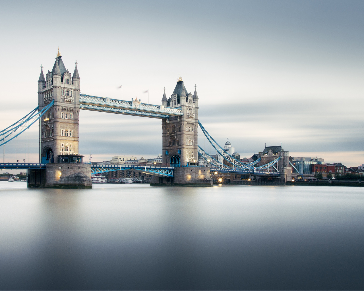 Красивый Тауэрский мост над рекой, Лондон