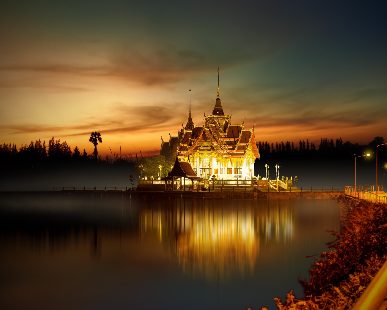 Буддийский храм у воды ночью, Азия