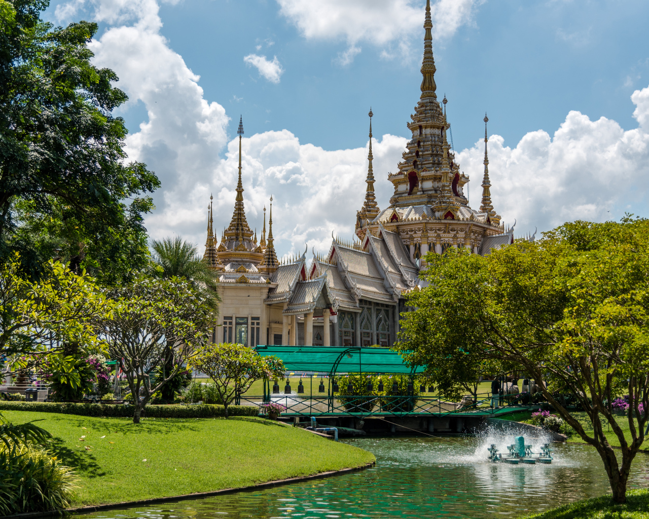 Храм Mahawiharn Temple под красивым небом, Тайланд. Азия