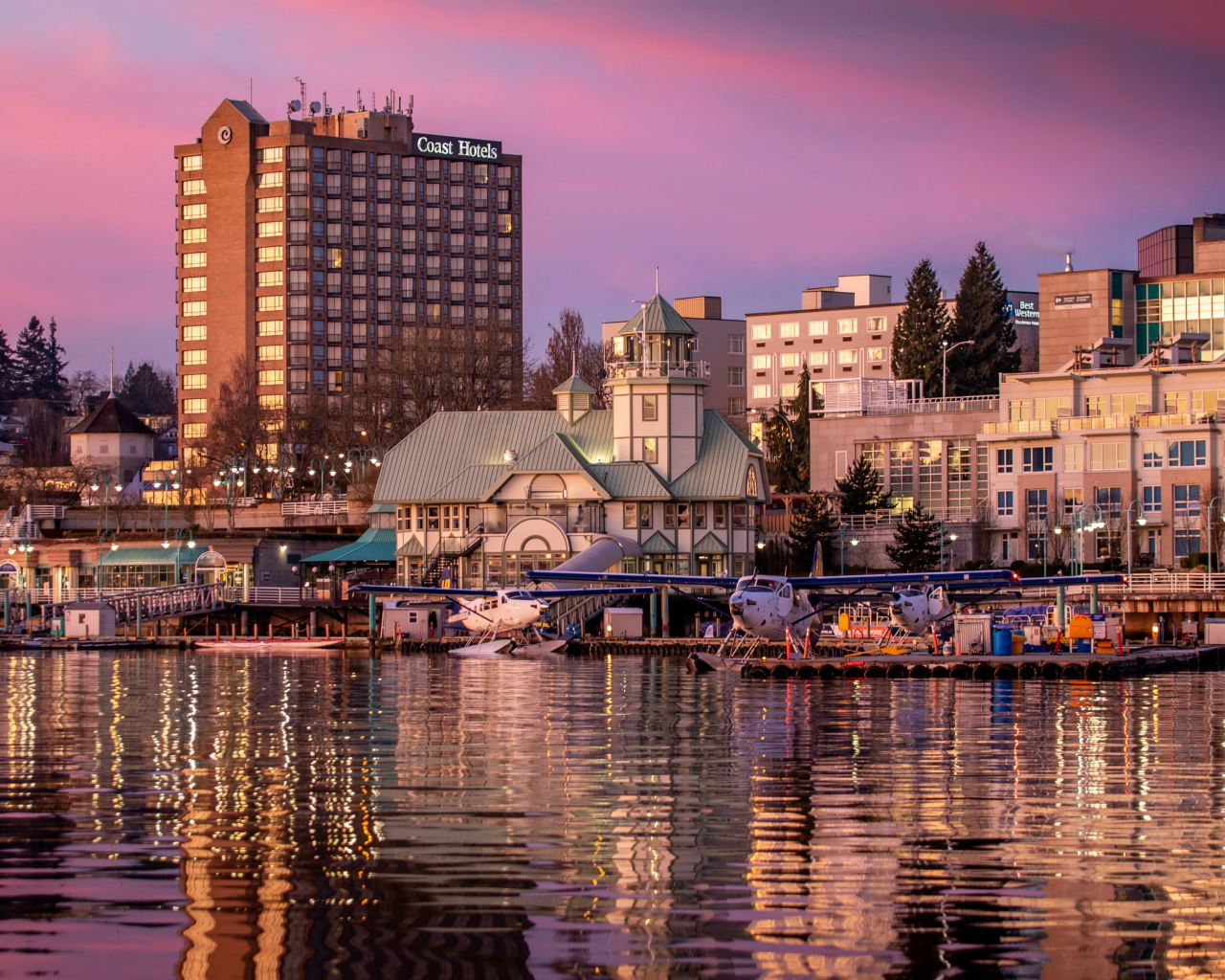 Здания у причала на закате, Ванкувер. Канада