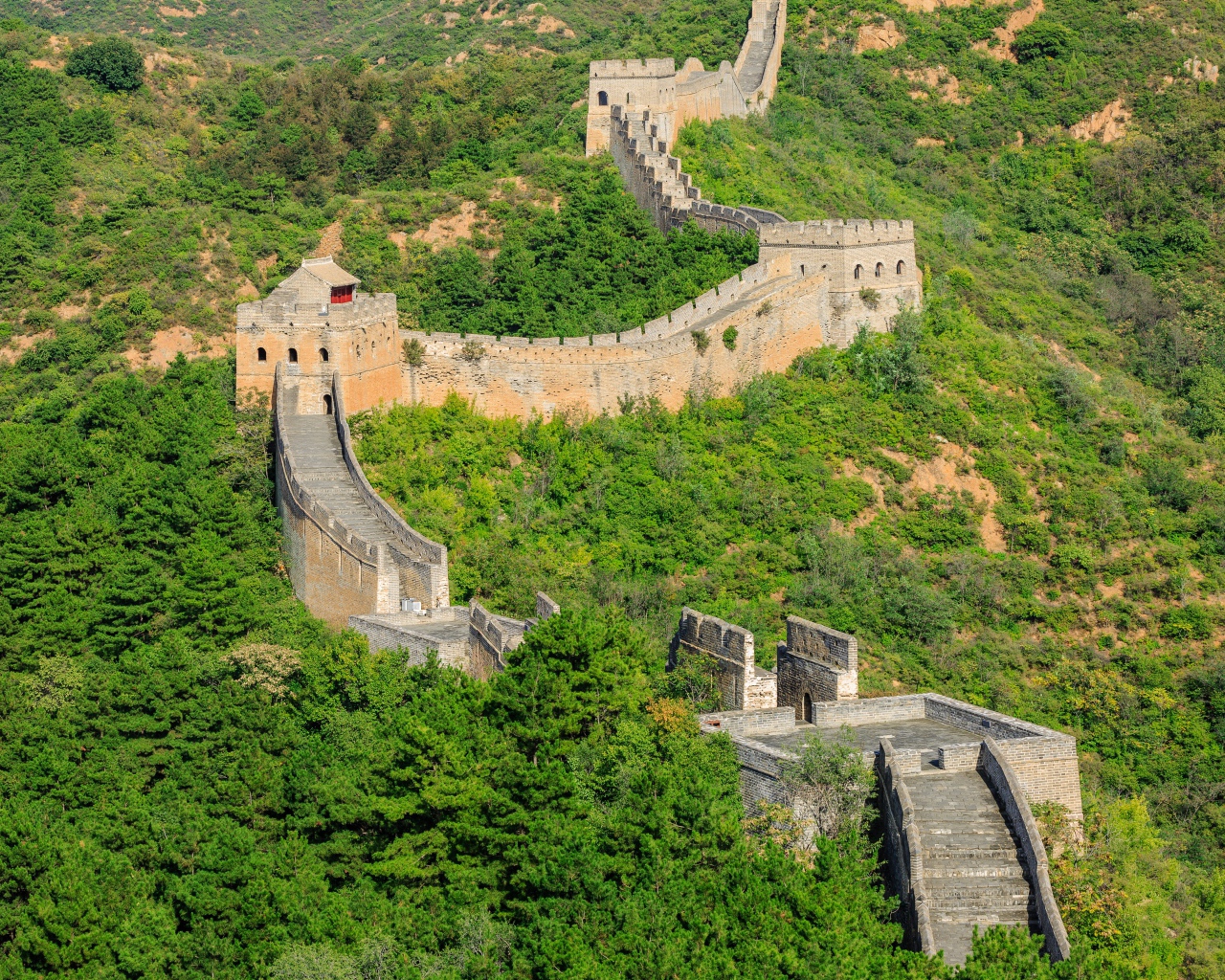Легендарная Великая Китайская стена в зеленой растительности