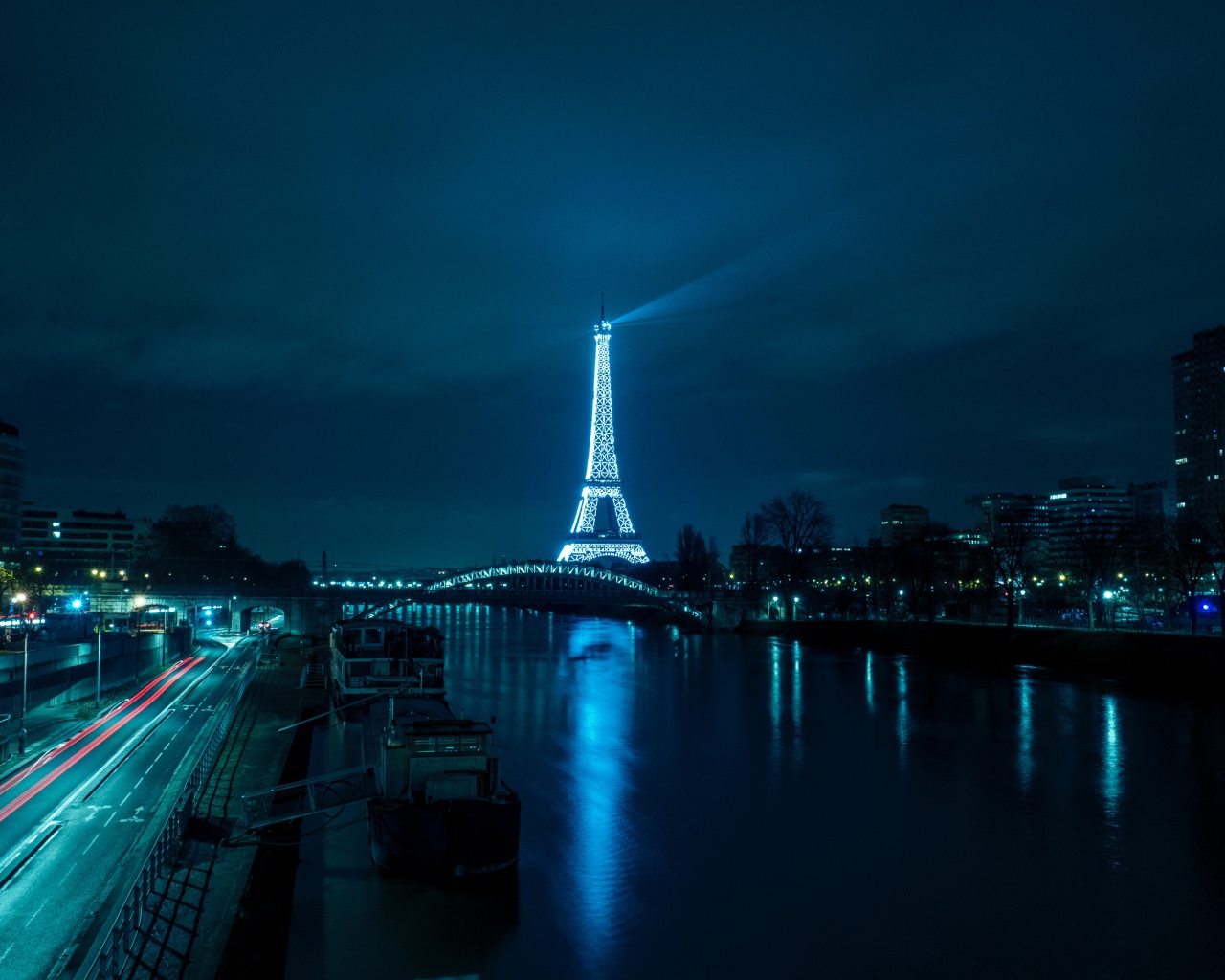 Эйфелева башня ночью на фоне канала, Франция 