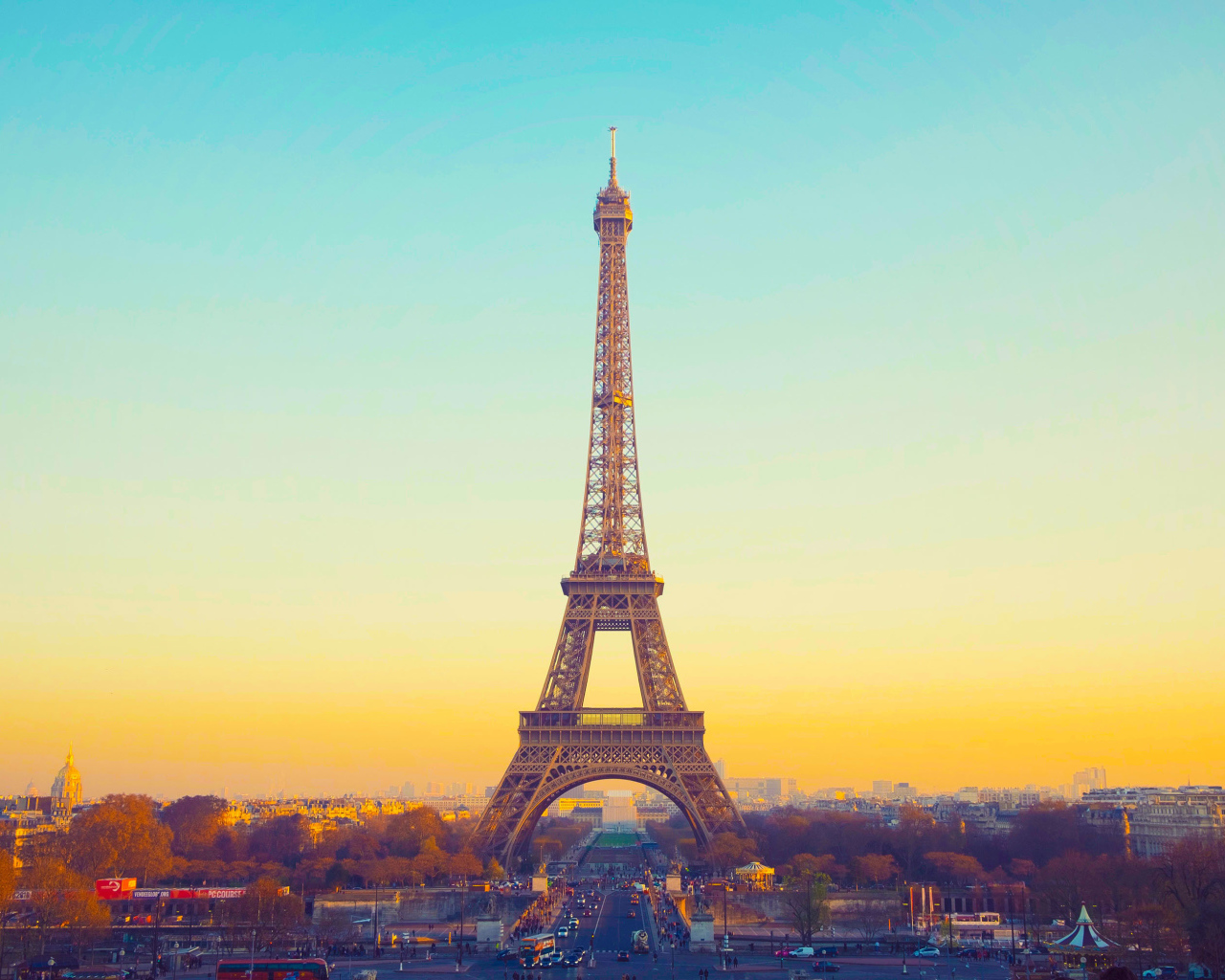 Эйфелева башня на фоне красивого голубого неба, Париж. Франция