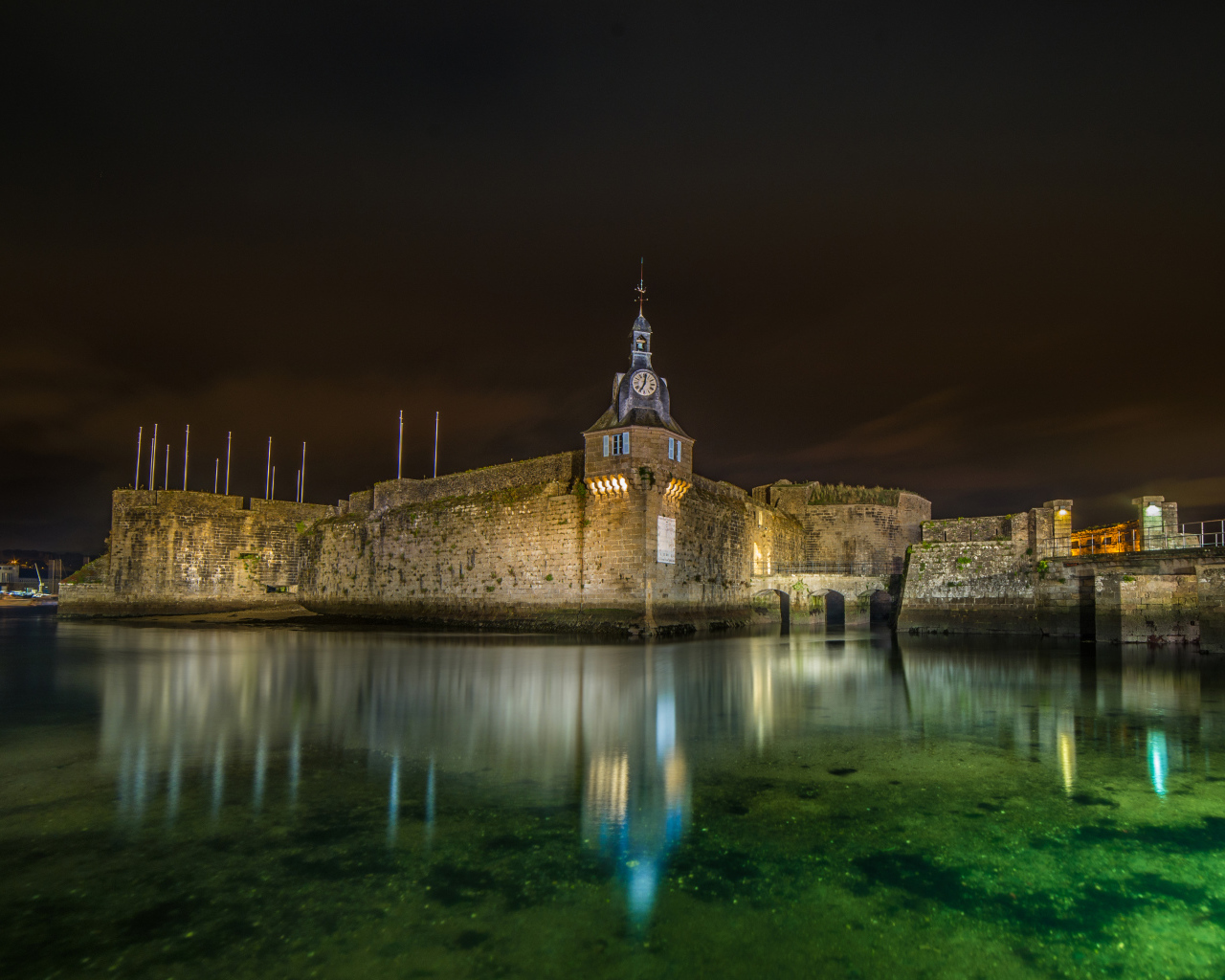 Крепость у воды ночью, коммуна Конкарно. Франция