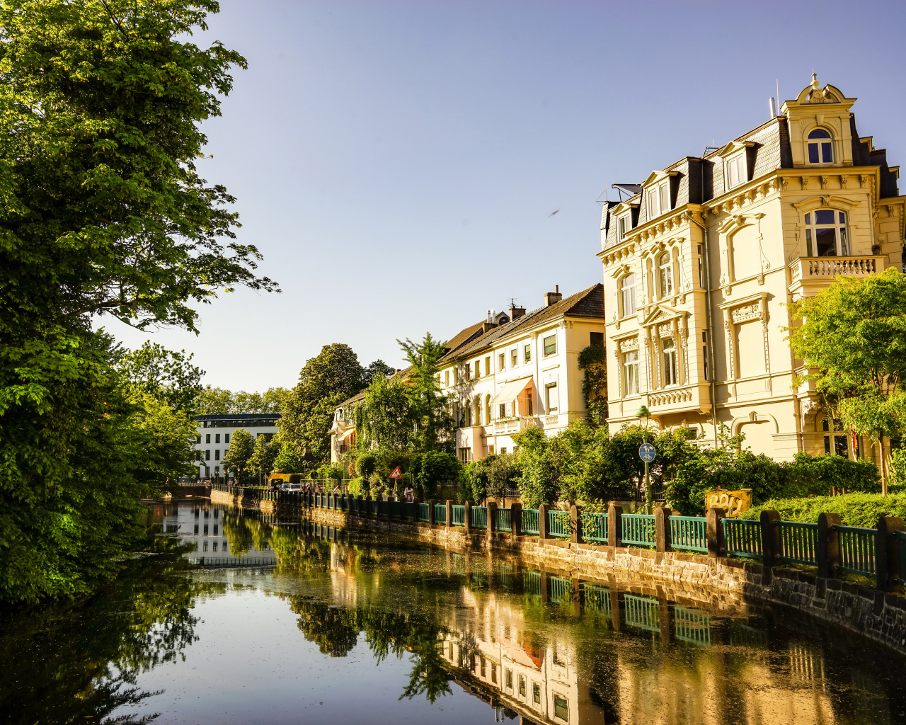 Красивые старые дома у реки, Германия