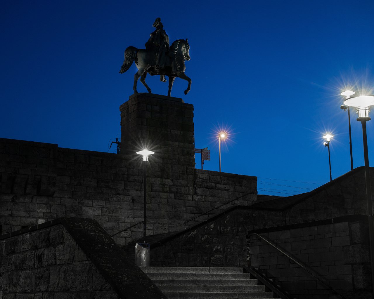 Памятник германского императора Вильгельма I в свете ночных фонарей, Кёльн. Германия