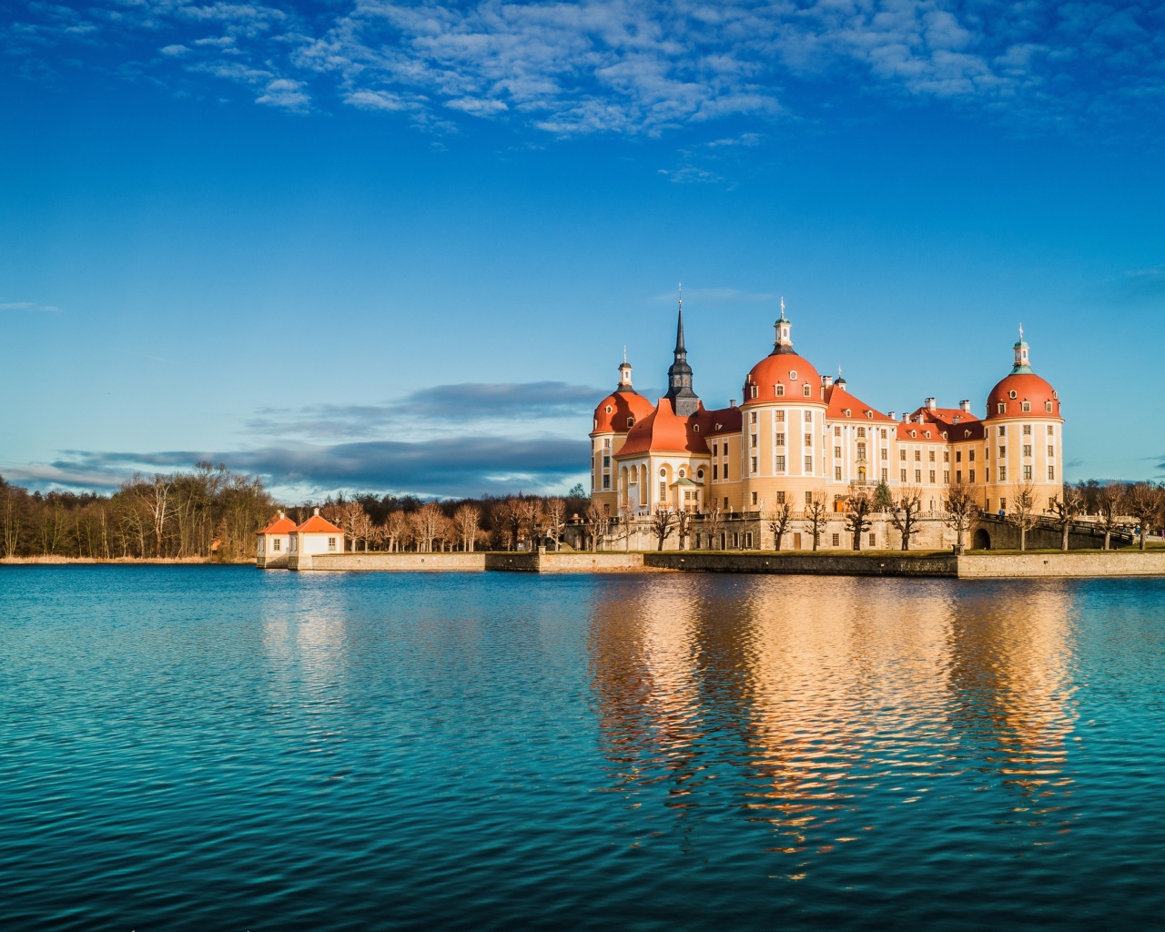 Замок Морицбург у озера под красивым голубым небом, Германия