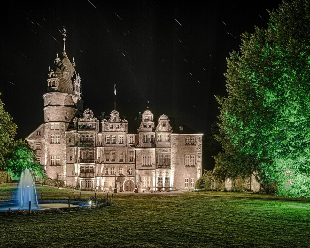 Резиденция Герцогского замка Детмольд в Северном Рейне-Вестфалии ночью, Германия