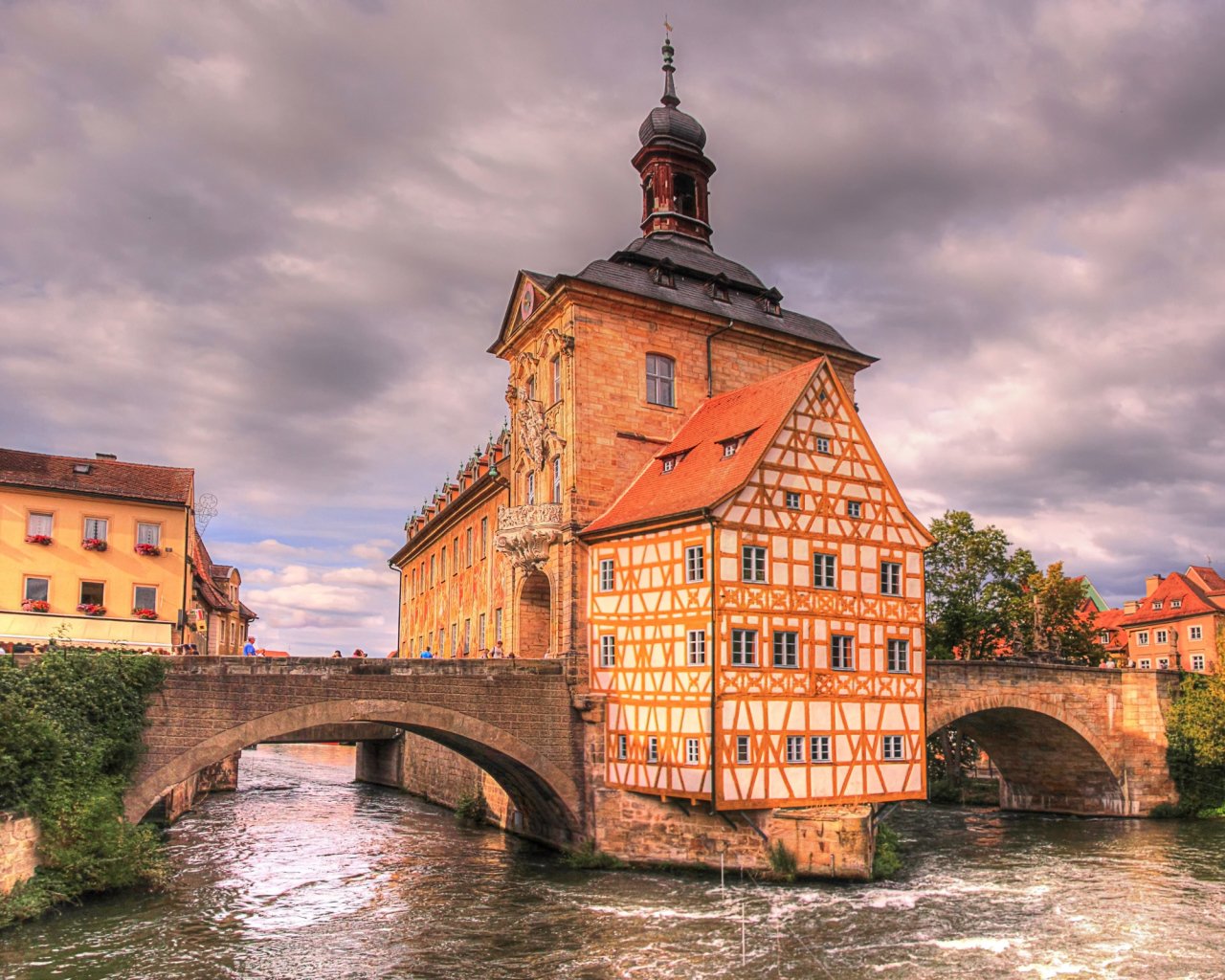 Старая ратуша у реки, город Бамберг. Германия