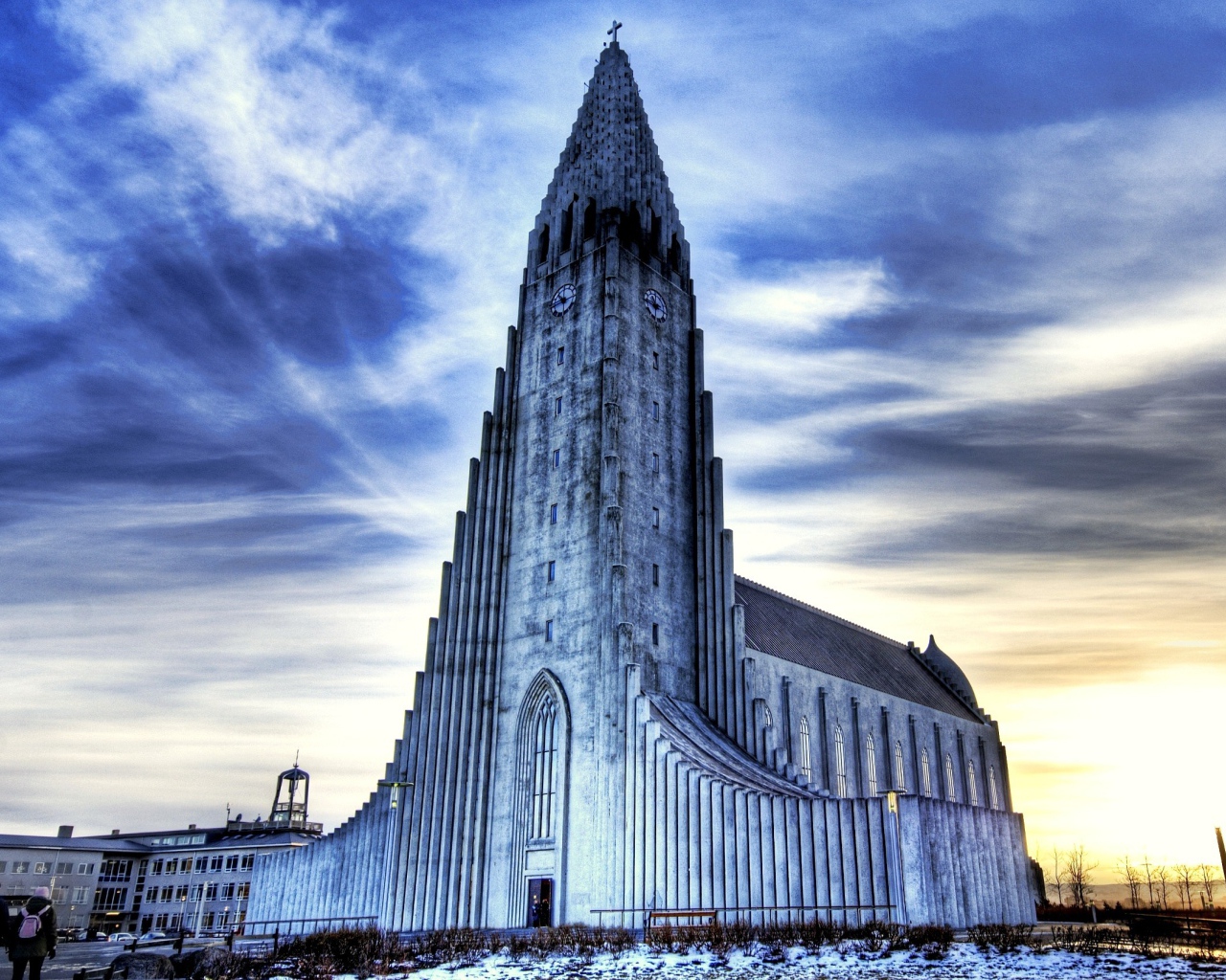 Церковь Хатльгримскиркья под голубым небом, Рейкьявик. Исландия