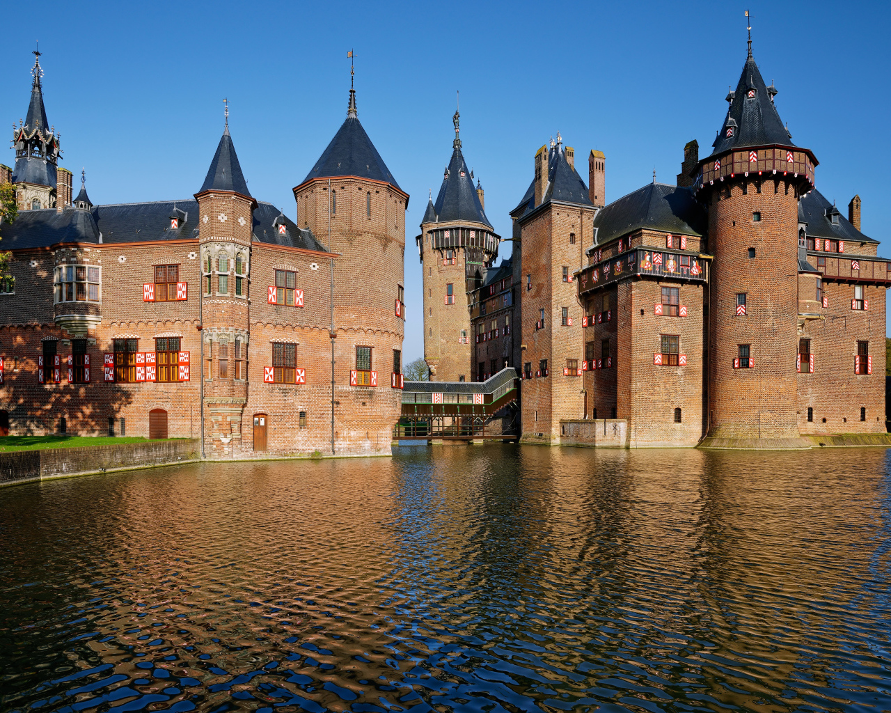 Чистая вода в пруду у замка De Haar, Нидерланды