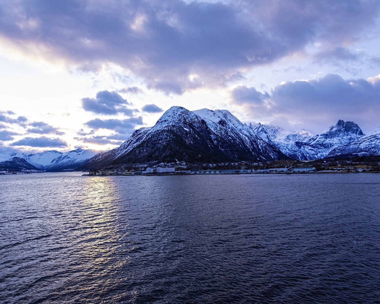 Город Ондалснес у реки на фоне гор, Норвегия