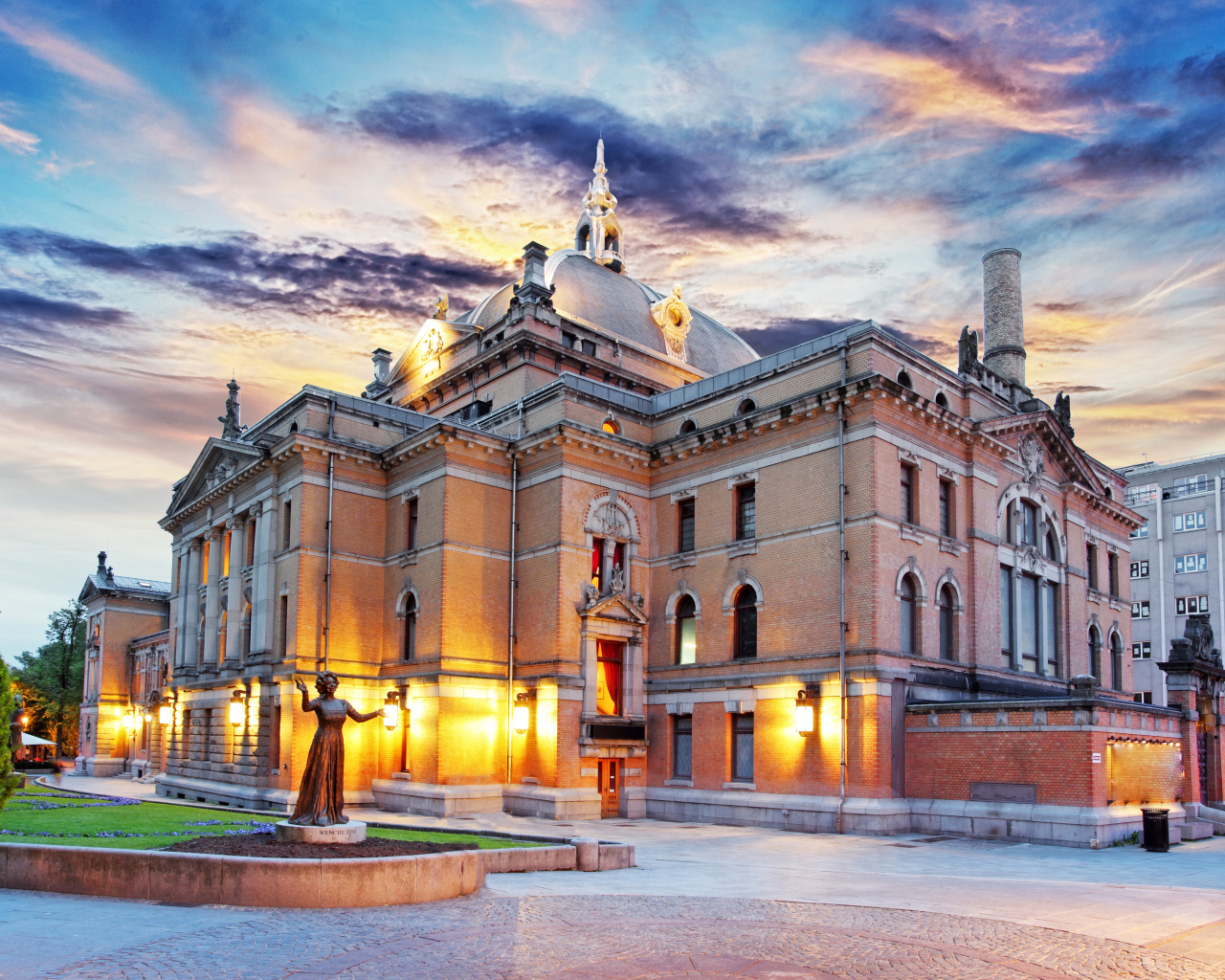 Норвежский национальный театр под красивым небом, Осло. Норвегия