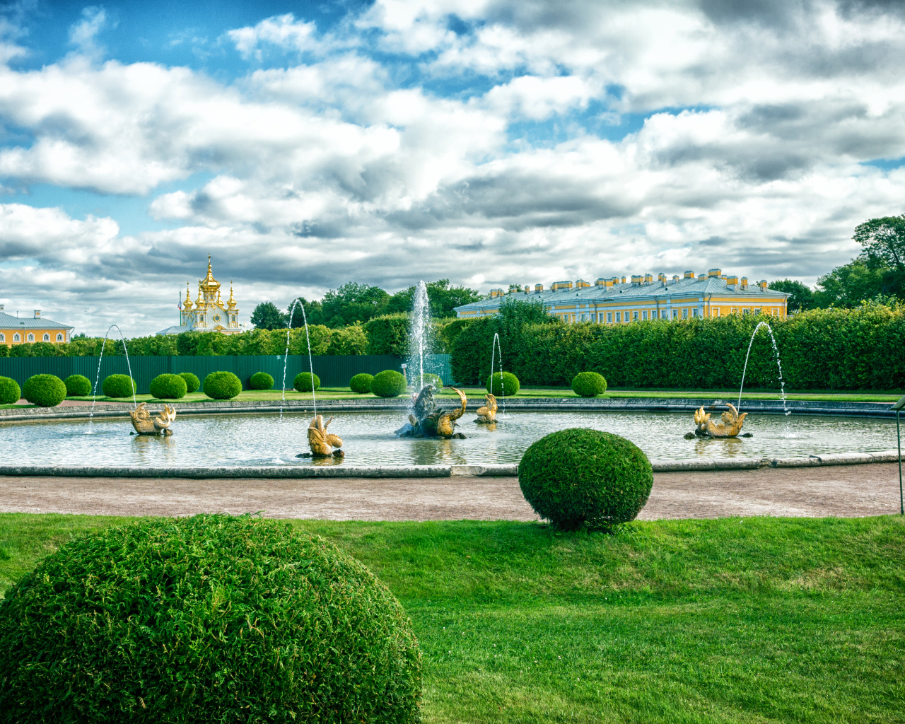 Красивый фонтан в парке Петергоф, Санкт-Петербург