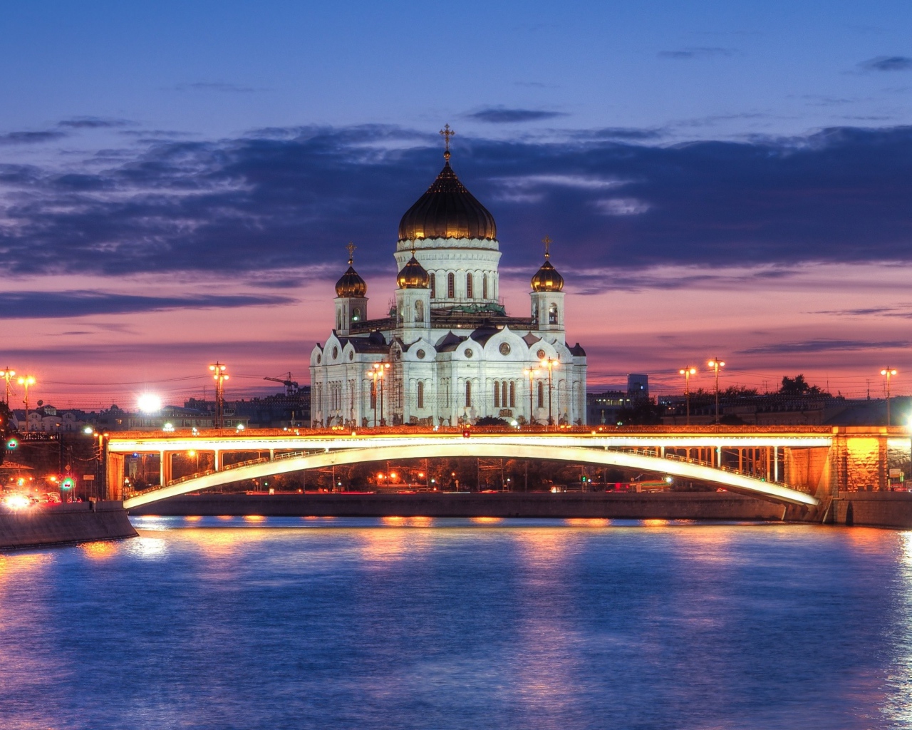 Ночной мост у реки на фоне храма Христа Спасителя, Москва. Россия