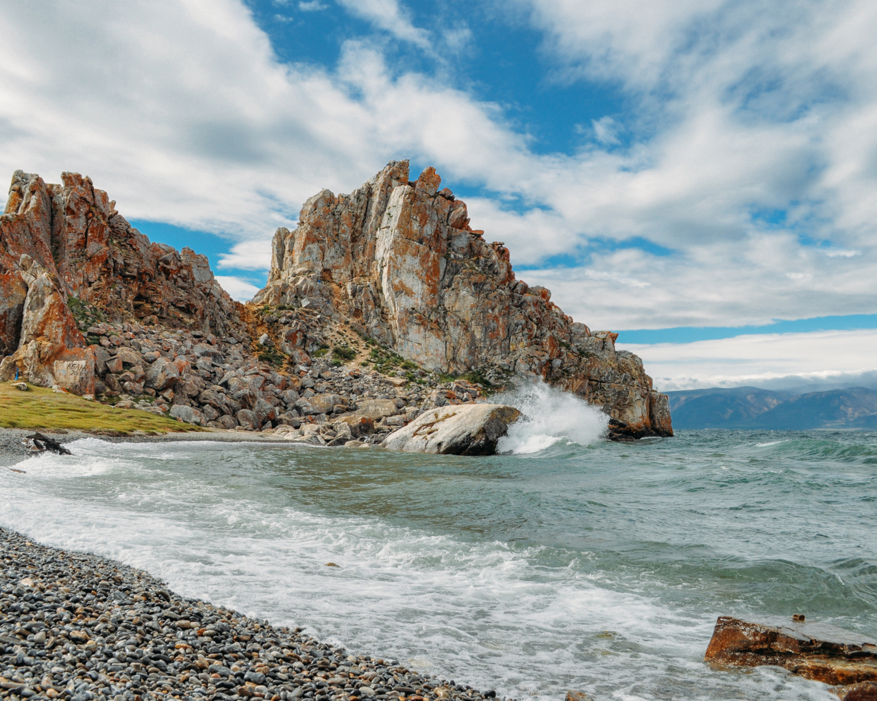 Скалы под голубым небом на острове Ольхон, Россия