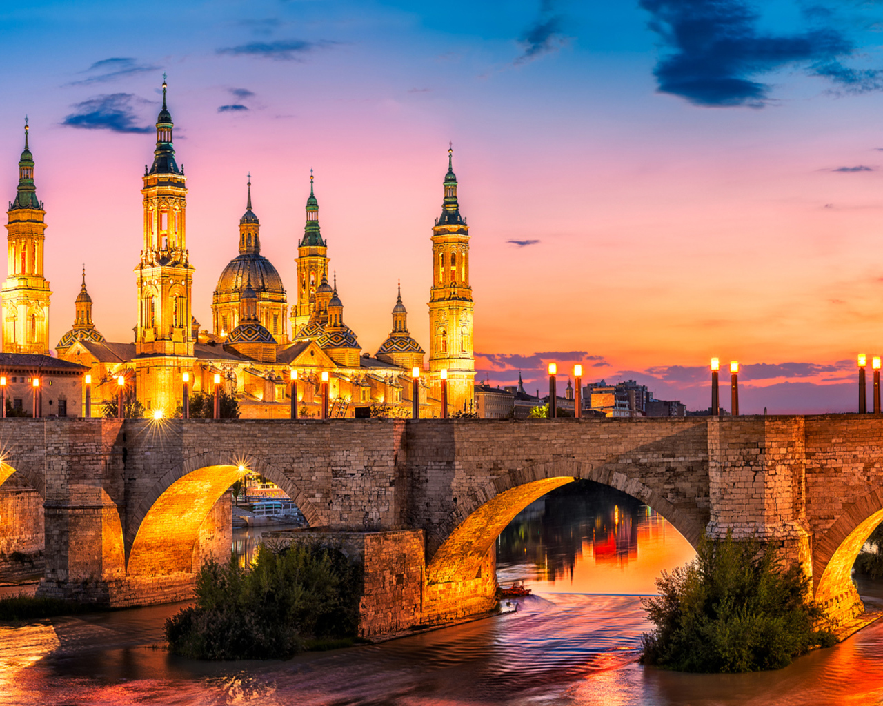 Мост у храма Нуэстра-Синьора-дель-Пилар, Сарагос. Испания