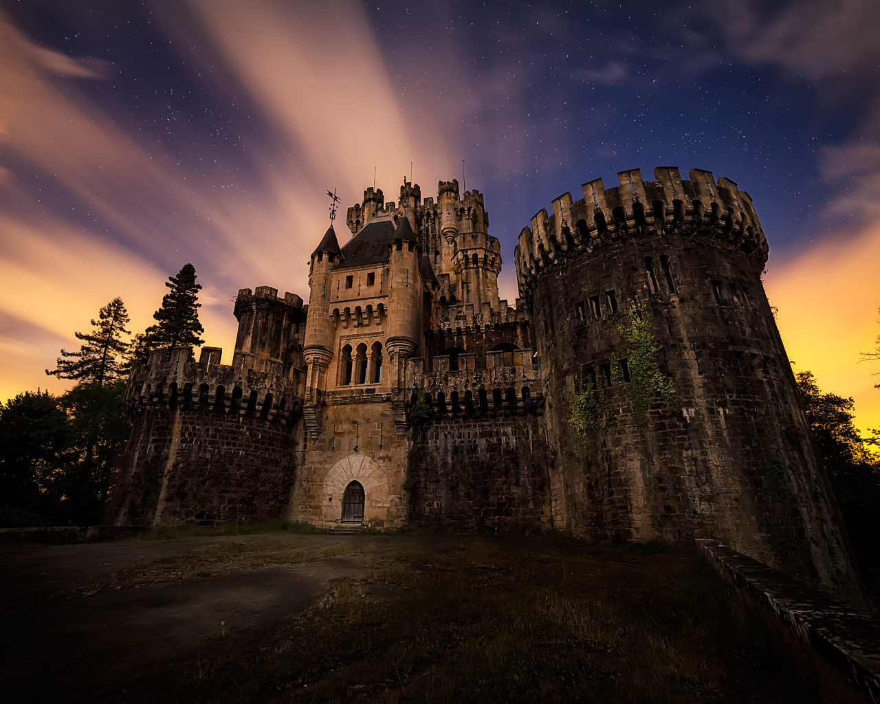 Замок Butron на фоне звездного неба вечером, Гатика. Испания