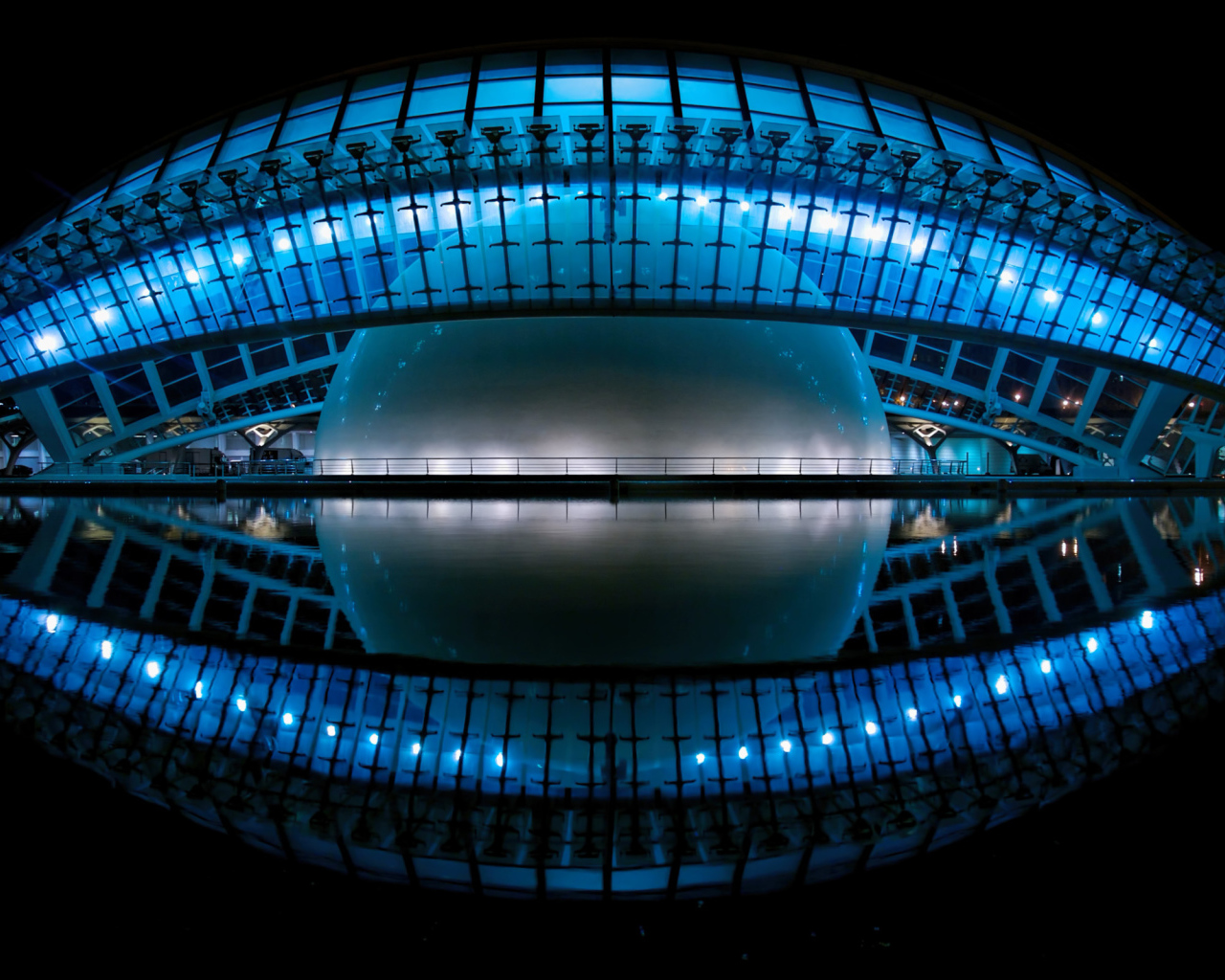 Кинотеатр Hemisferic ночью, Валенсия. Испания