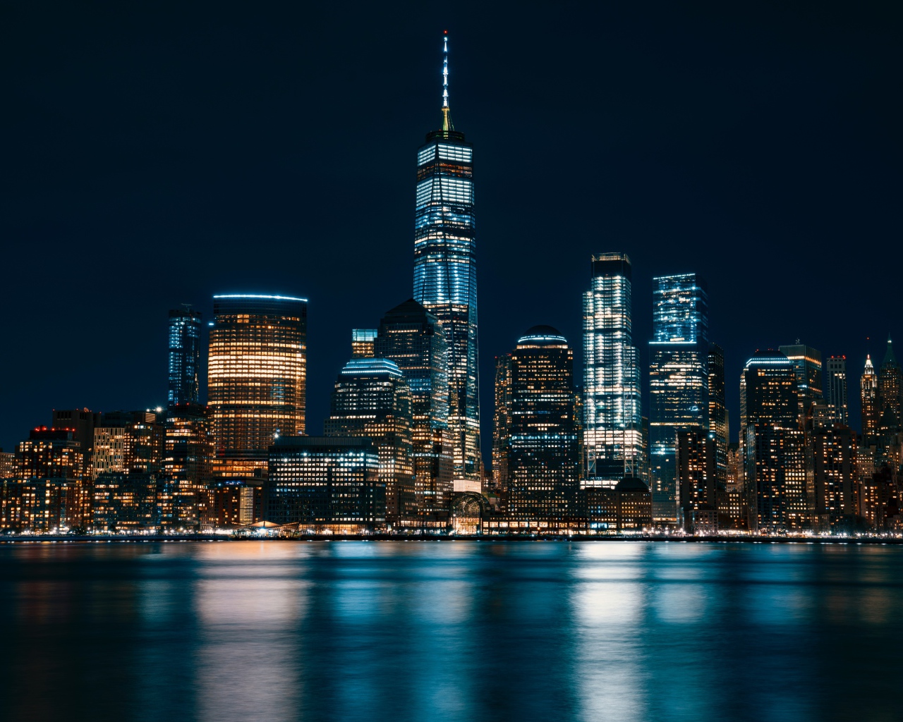 Ночные небоскребы у воды, Нью-Джерси. США