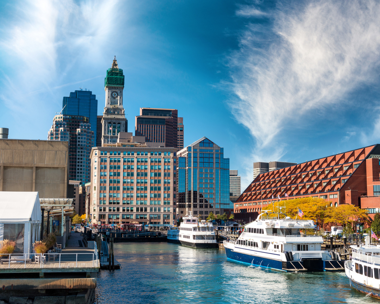 Речные суда у причала на фоне небоскребов города Бостон. США