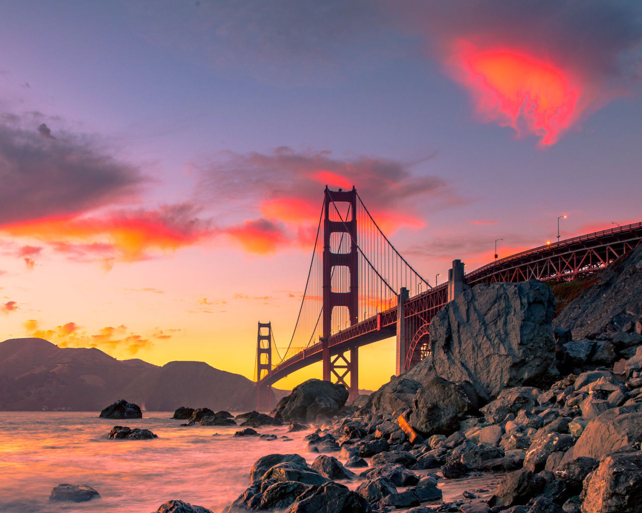 Мост Золотые Ворота на фоне красивого неба в Сан-Франциско, Калифорния. США