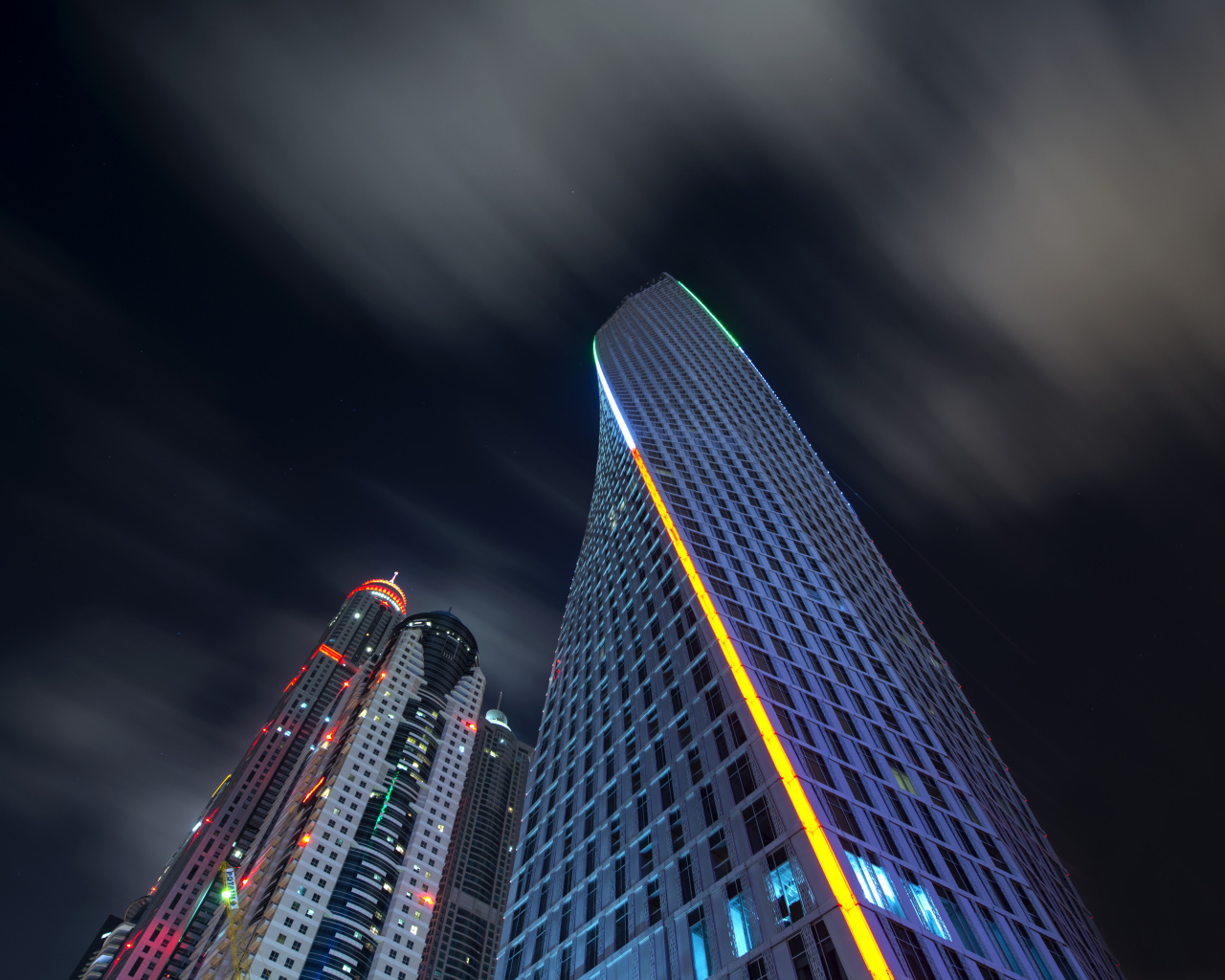 Небоскребы Дубаи под ночным небом, ОАЭ