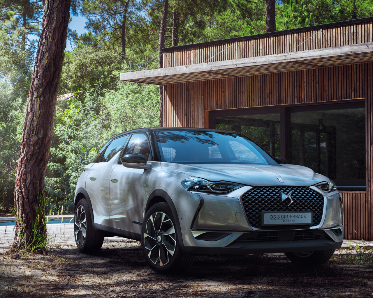Серебристый внедорожник DS 3 Crossback E-Tense 2019 года 