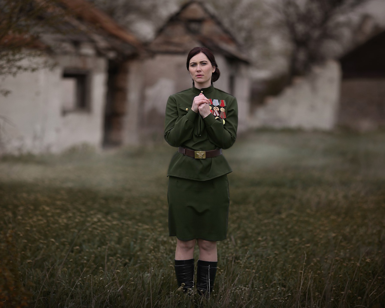 Девушка в гимнастерке с боевыми наградами на 9 мая, ретро