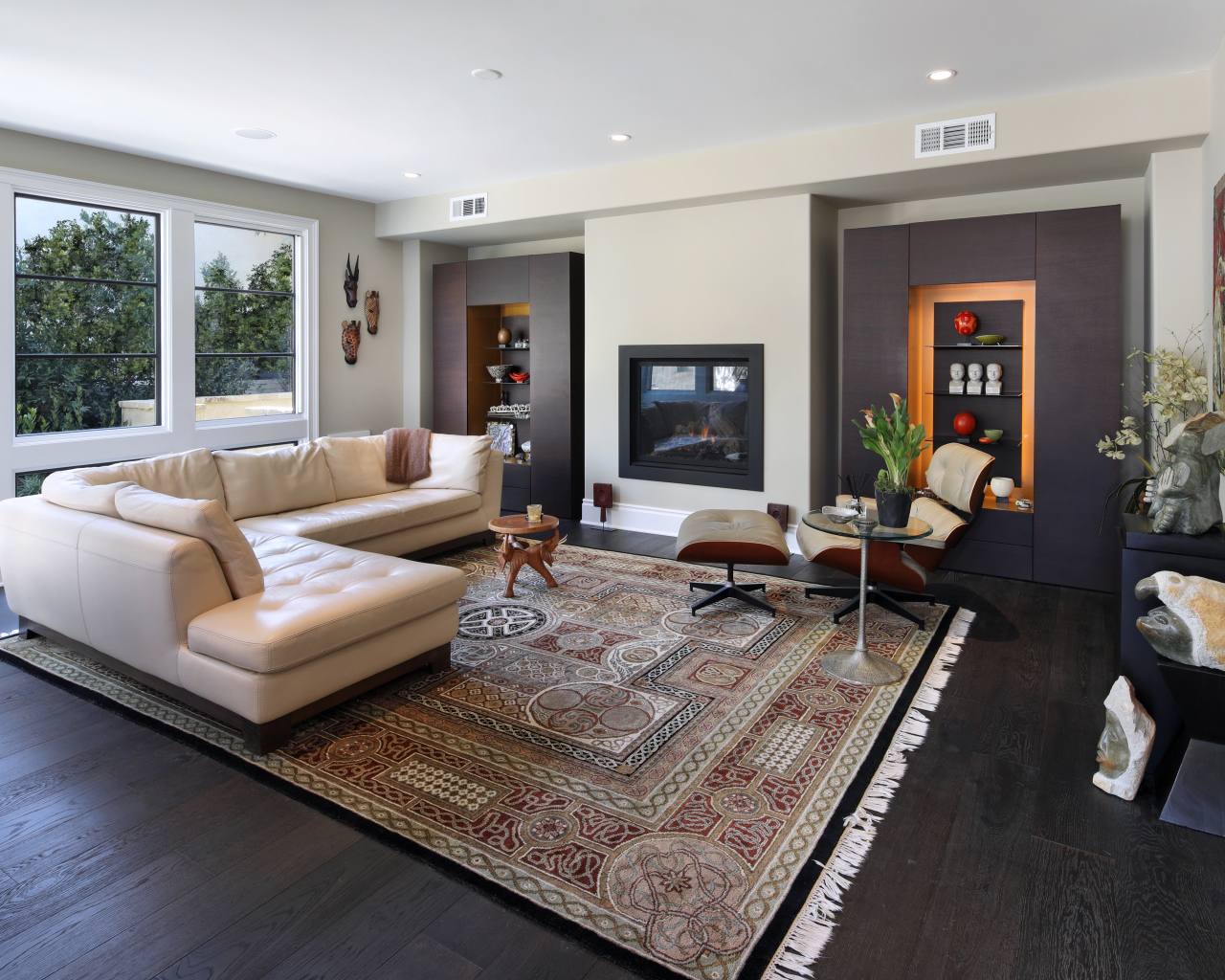 Стильная гостинная комната с белым кожаным диваном и ковром на полу