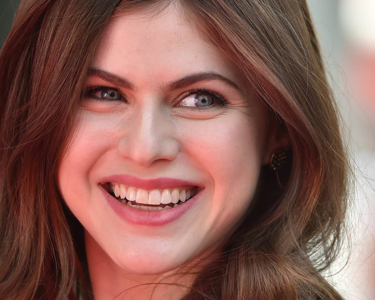 Милая улыбка актрисы Александра Даддарио