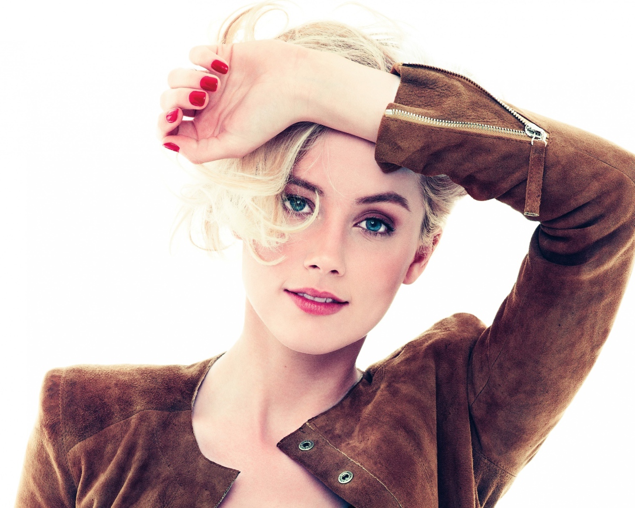 Актриса Эмбер Хёрд с красным маникюром на белом фоне