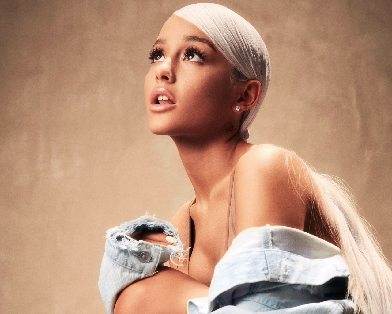 Актриса Ариана Гранде с белыми волосами