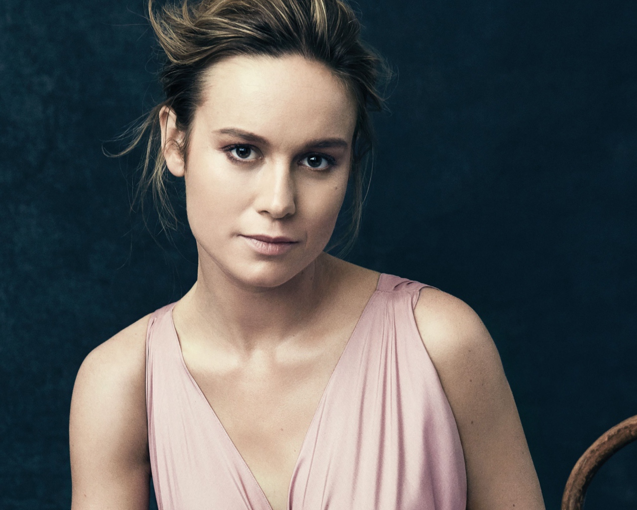 Актриса Бри Ларсон в розовом платье