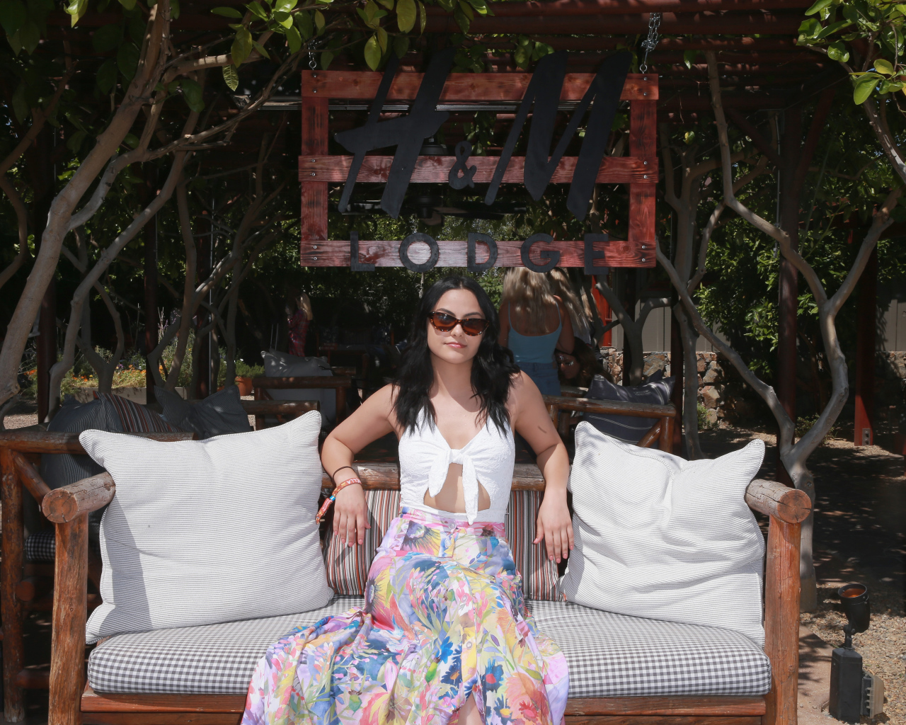 Актриса Камила Мендес сидит на диване в подушками