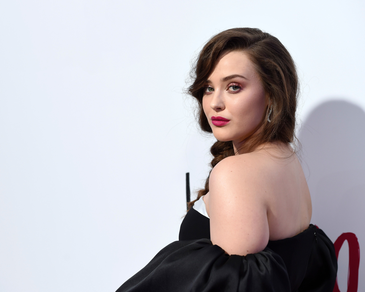 Актриса Кэтрин Лэнгфорд вид сбоку