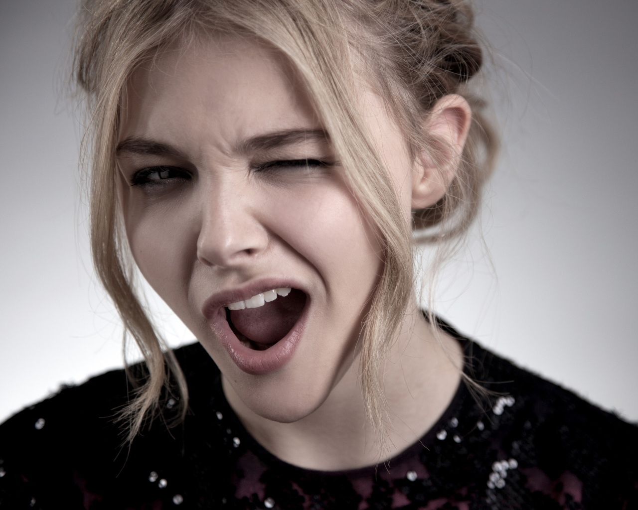 Актриса Хлоя Грейс Морец подмигивает глазом