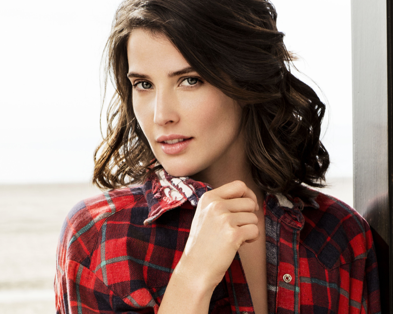 Актриса Коби Смолдерс в рубашке