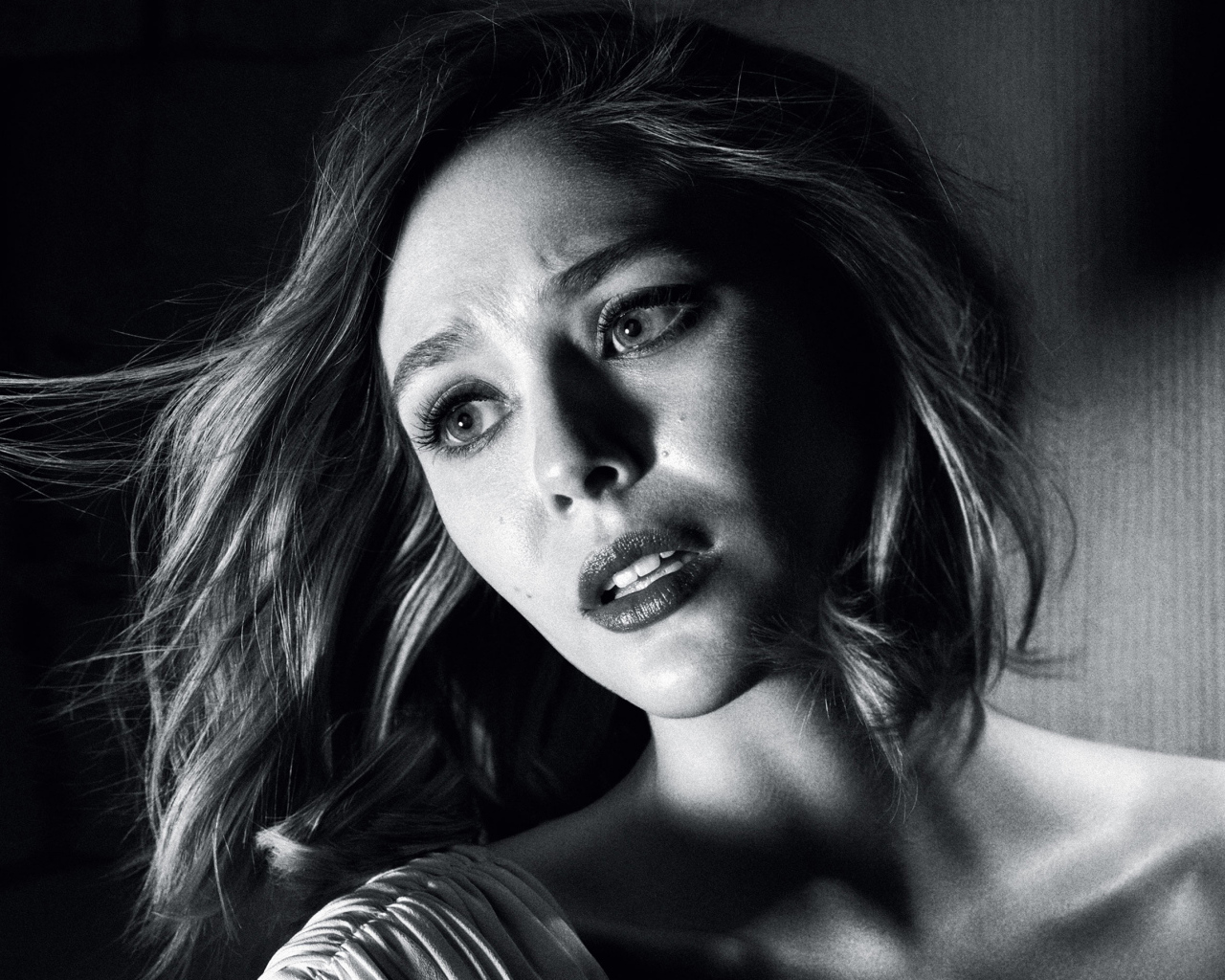 Актриса Элизабет Олсен черно белое фото