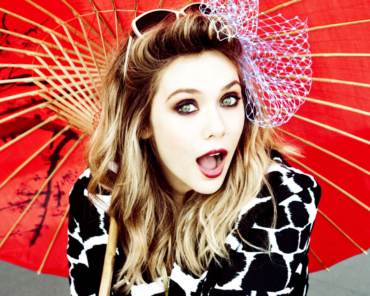 Актриса Элизабет Олсен с большим зонтом 