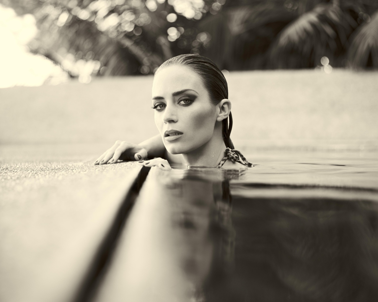 Актриса Эмили Блант в воде, черно-белое фото
