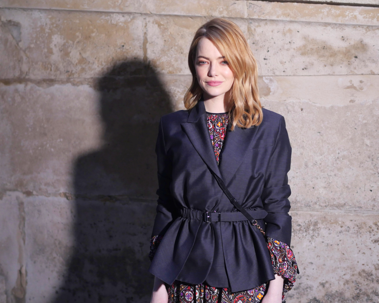 Актриса Эмма Стоун 2018 в черном пиджаке