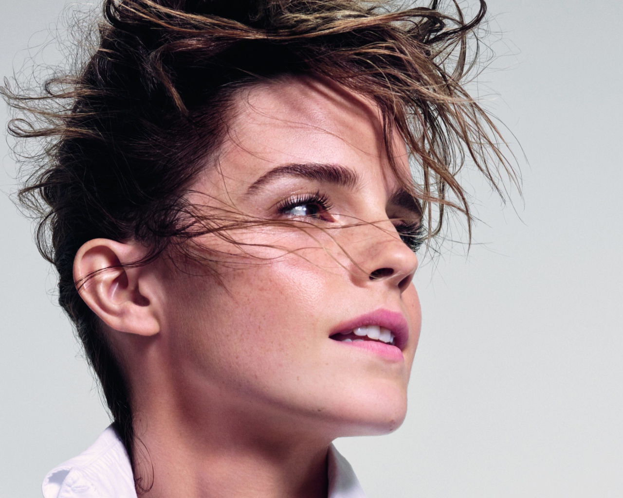 Актриса Эмма Уотсон на сером фоне