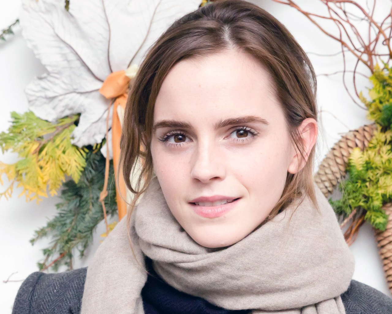 Актриса Эмма Уотсон с шарфом на шее