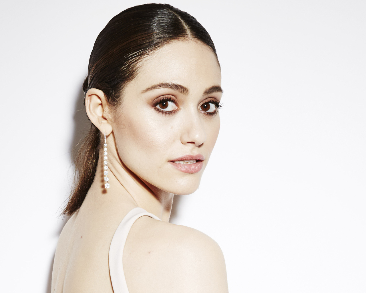 Актриса Эмми Россум фото на белом фоне